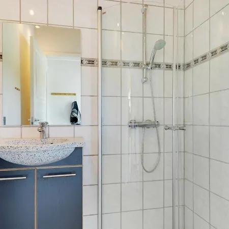 Three-bedroom In 52 Holiday home